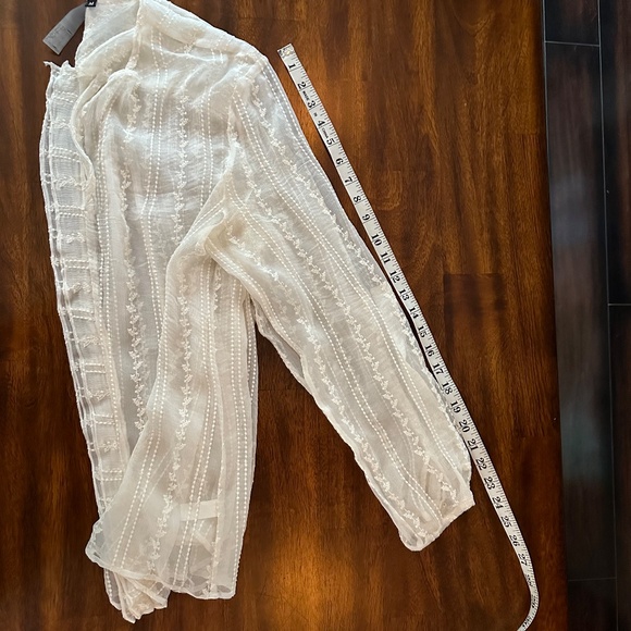 Tt Collection‎ Ivory Blouse - Size M. - Picture 11 of 13